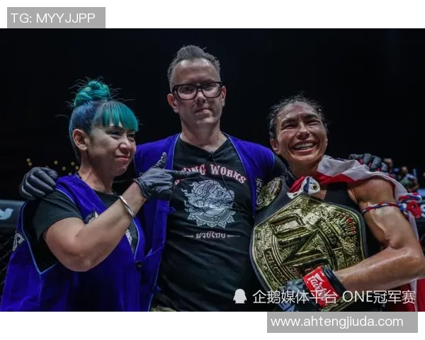 瓦伦媞娜与朱丽安娜的巅峰对决谁将成为UFC女子冠军的新王者